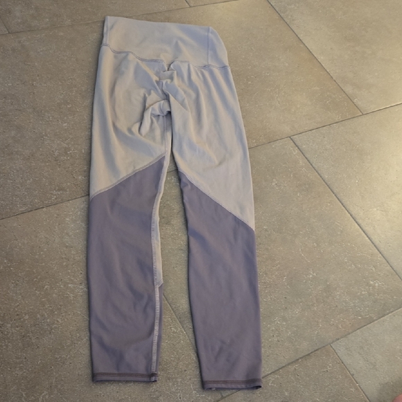 Vuori Women's Leggings in Light Gray and Purple - Picture 4 of 5